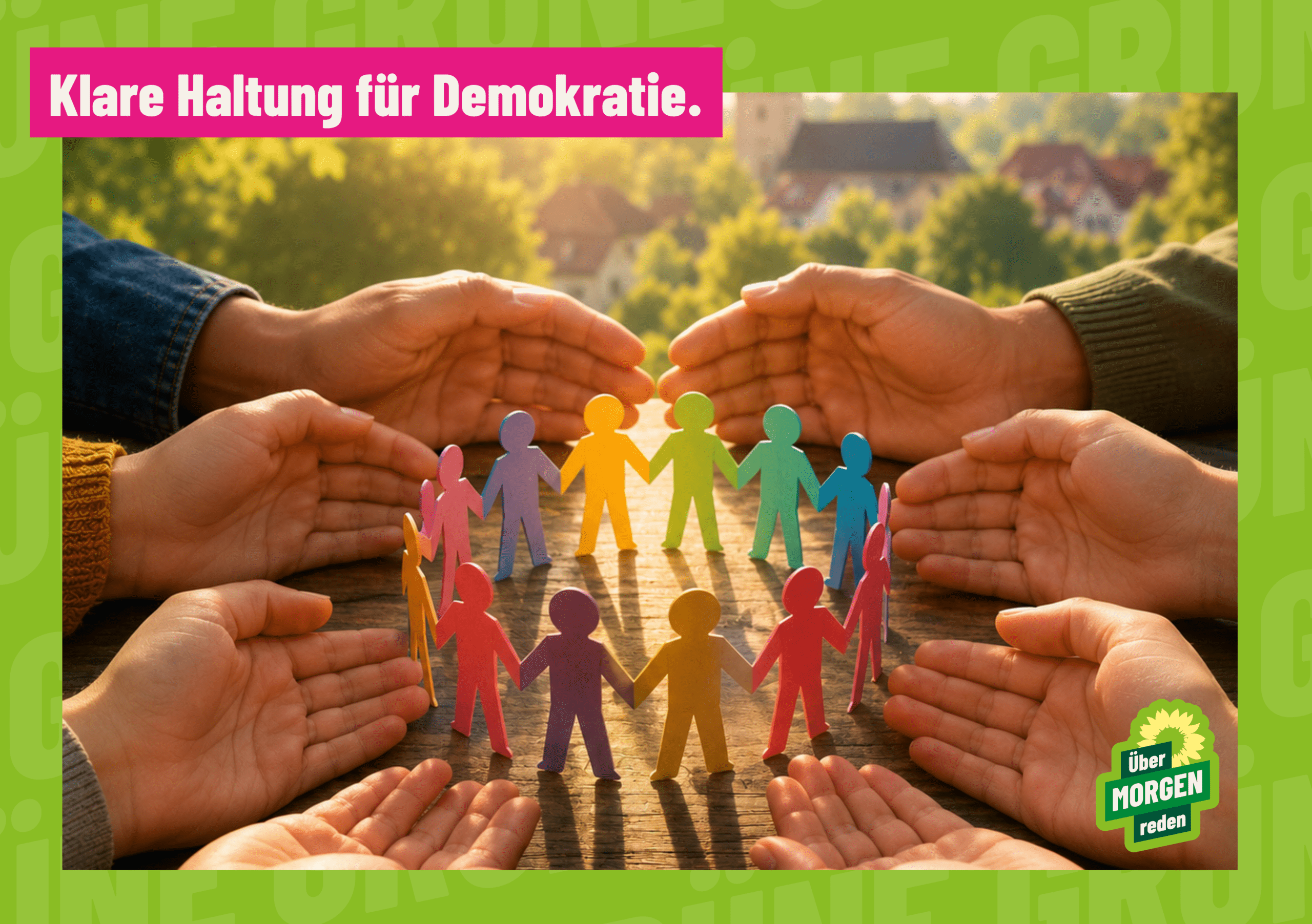 KI-generierte Illustration: Mehrere unterschiedliche Hände bilden schützend einen Kreis um bunte Papierfiguren von Menschen. Das Bild symbolisiert Zusammenhalt, Vielfalt, Demokratie und den Schutz gemeinsamer gesellschaftlicher Werte. Im Hintergrund ist eine warme, leicht unscharfe Landschaft in Abendlichtstimmung zu sehen.